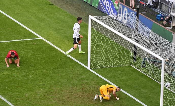 Fussball, Herren, Saison 2020 21, Euro 2020, Gruppe F (2. Spieltag) in München, Portugal - Deutschland, Eigentor von Ruben Dias (Portugal) zum 1:1 gegen Torhüter Rui Patricio (Portugal), oben Kai Havertz (Deutschland), 19.06. 2021, Copyright: xMatthiasxKochx