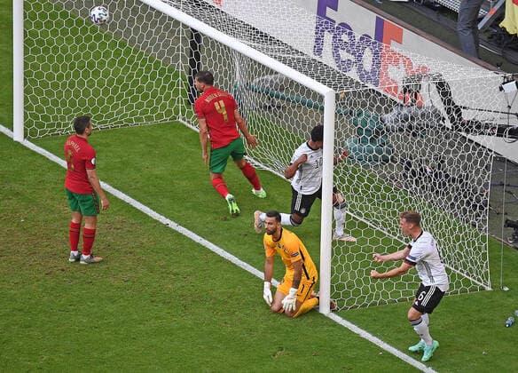 19.06.2021, xjhx, Fussball Europameisterschaft 2020 Gruppe F, Deutschland - Portugal emspor, v.l. Raphael Guerreiro (Portugal) Eigentor zum 2:1 mit Ruben Dias (Portugal) und Serge Gnabry (Deutsche Fussball Nationalmannschaft DFB) Rui Patricio (Portugal) Joshua Kimmich (Deutsche Fussball Nationalmannschaft DFB) Jubel Muenchen