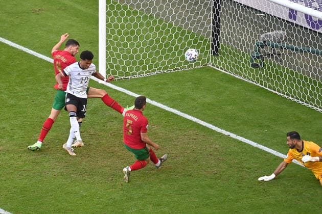 Tor zum 1-2 durch ein Eigentor von Ruben DIAS (POR),Mitte unter Beteiligung von Serge GNABRY (GER) und Ruben DIAS (POR). Strafraumszene.Aktion, Am Boden Rui PATRICIO, Torwart (POR). Gruppenphase,Vorrunde Gruppe F, Spiel M24, Portugal (POR) - Deutschland (GER) am 19.06.2021 in Muenchen Fussball Arena (Allianz Arena). Fussball EM 2020 vom 11.06.2021-11.07.2021.
