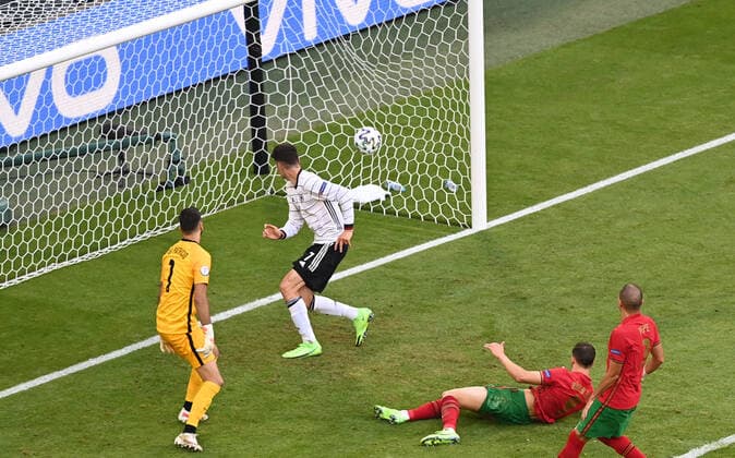 Fussball, Herren, Saison 2020 21, Euro 2020, Gruppe F (2. Spieltag) in München, Portugal - Deutschland, Kai Havertz (Deutschland) erzielt das Tor zum 1:3 gegen Torhüter Rui Patricio (Portugal), Ruben Dias (Portugal) und Pepe (Portugal), 19.06. 2021, Copyright: xMatthiasxKochx