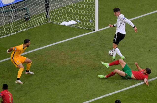 19.06.2021, Fussball, Europameisterschaft 2020, Gruppenspiel Gruppe F, Portugal - Deutschland, in der Fußball Arena München. Kai Havertz (Deutschland) trifft zum 1:3 gegen Torhüter Rui Patricio (Portugal)