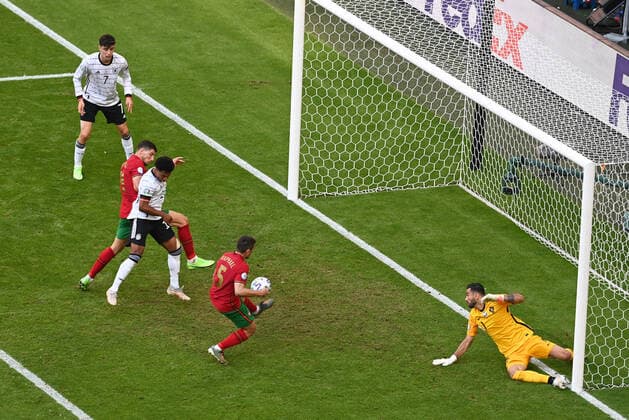 Fussball, Herren, Saison 2020 21, Euro 2020, Gruppe F (2. Spieltag) in München, Portugal - Deutschland, Eigentor von Raphael Guerreiro (Portugal) zum 1:2, v.l. Kai Havertz (Deutschland), Ruben Dias (Portugal), Serge Gnabry (Deutschland), Raphael Guerreiro (Portugal), Torhüter Rui Patricio (Portugal), 19.06. 2021, Copyright: xMatthiasxKochx
