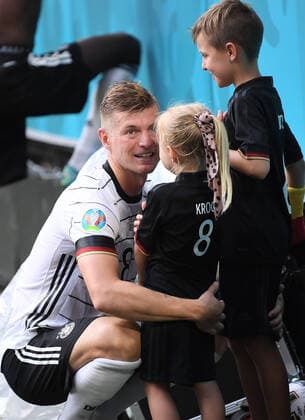 FUSSBALL Euro 2021 GRUPPE C Spiel 24 in Muenchen Portugal - Deutschland 19.06.2021 Toni Kroos (Deutschland) umarmt seine Kinder nach dem Spiel