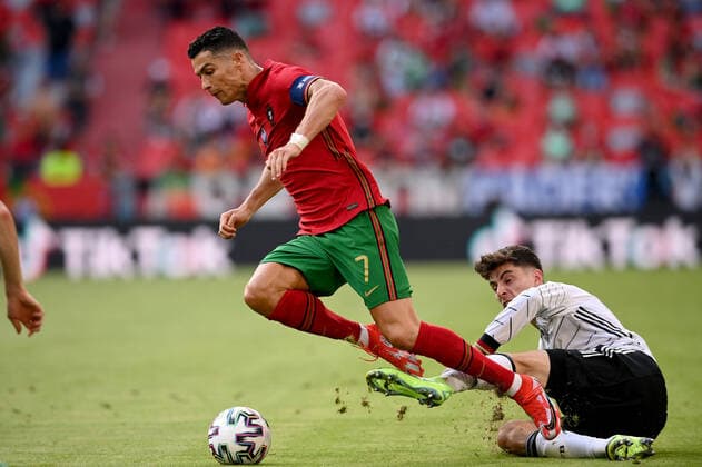 Sport Themen der Woche KW24 Sport Bilder des Tages FUSSBALL Euro 2021 GRUPPE C Spiel 24 in Muenchen Portugal - Deutschland 19.06.2021 Cristiano Ronaldo (li, Portugal) gegen Kai Havertz (re, Deutschland)