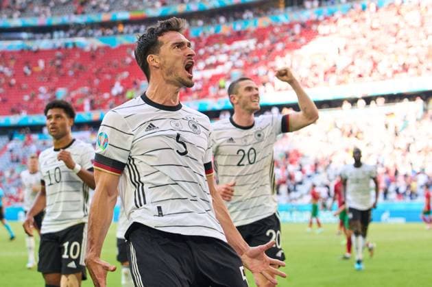 Mats Hummels, DFB 5 jubel when Serge Gnabry, DFB 10 scores, shoots goal , Tor, Treffer,,, 1-2 jubel, celebrates his goal, happy, laugh, celebration, in the Group F match PORTUGAL - GERMANY at the football UEFA European Championships 2020 in Season 2020 2021 on June 19, 2021 in Munich, Germany.