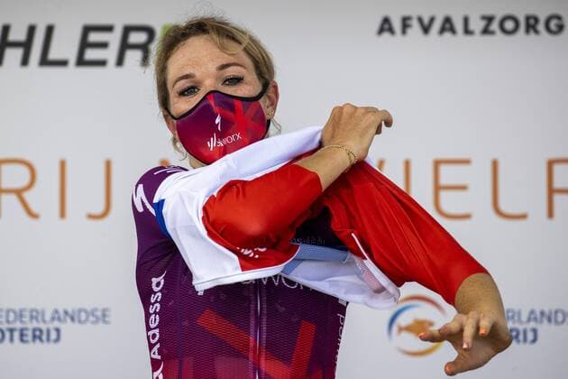 WIJSTER - Winner Amy Pieters on the podium after the Dutch National Cycling Championships for women professionals on and around the VAM mountain. ANP VINCENT JANNINK Wijster xVIxHollandsexHoogtex xxANPxIVx
