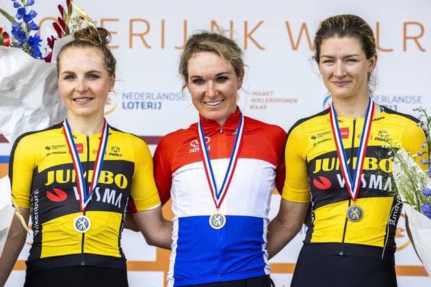 WIJSTER - Winner Amy Pieters in the midst of Nancy van der Burg (l) (second) and Karlijn Swinkels (third) on the podium after the National Cycling Championships for women professionals on and around the VAM mountain. ANP VINCENT JANNINK Wijster xVIxHollandsexHoogtex xxANPxIVx