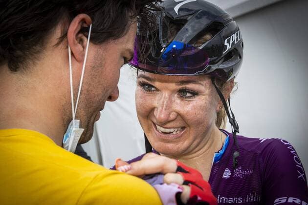 WIJSTER - Winner Amy Pieters receives congratulations from friend Stefan Vreugdenhil after the finish of the National Championships Cycling for women professionals on and around the VAM mountain. ANP VINCENT JANNINK Wijster xVIxHollandsexHoogtex xxANPxIVx