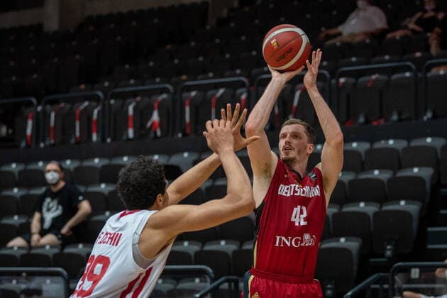 Basketball Hamburg 19.06.2021 Supercup Nationalmannschaft Deutschland (GER) - Tunesien (TUN) Andreas Obst (Deutschland, No.42) Mohamed Fares Ochi (Tunesien, No.99)