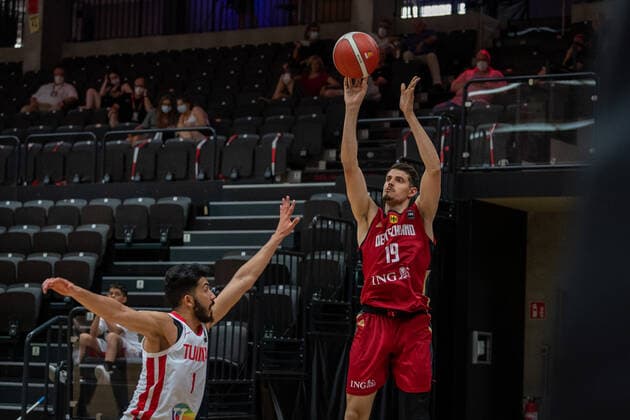 Basketball Hamburg 19.06.2021 Supercup Nationalmannschaft Deutschland (GER) - Tunesien (TUN) Lukas Wank (Deutschland, No.19) Oussama Mamaoui (Tunesien, No.01)