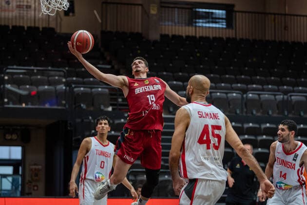 Basketball Hamburg 19.06.2021 Supercup Nationalmannschaft Deutschland (GER) - Tunesien (TUN) Lukas Wank (Deutschland, No.19) Radhouane Slimane (Tunesien, No.45)