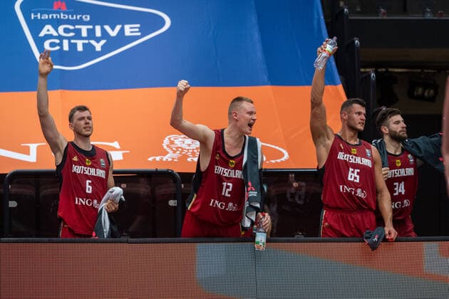 Basketball Hamburg 19.06.2021 Supercup Nationalmannschaft Deutschland (GER) - Tunesien (TUN) Jubel Deutschland Jan Niklas Wimberg (Deutschland, No.06) Robin Benzing (Deutschland, No.12) Filip Stanic (Deutschland, No.65) Leon Kratzer (Deutschland, No.34)