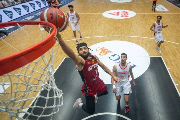 Sport Bilder des Tages Basketball Hamburg 19.06.2021 Supercup Nationalmannschaft Deutschland (GER) - Tunesien (TUN) Joshiko Saibou (Deutschland, No.01) Mohamed Mortadha Ben Taher (Tunesien, No.15)