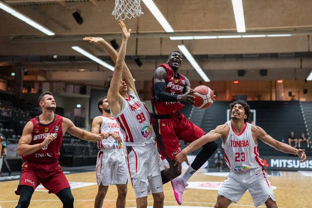 Basketball Hamburg 19.06.2021 Supercup Nationalmannschaft Deutschland (GER) - Tunesien (TUN) Isaac Bonga (Deutschland, No.00) Mohamed Fares Ochi (Tunesien, No.99) Belhassan Chihi (Tunesien, No.23)