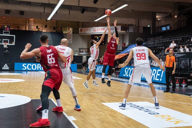 Basketball Hamburg 19.06.2021 Supercup Nationalmannschaft Deutschland (GER) - Tunesien (TUN) Robin Benzing (Deutschland, No.12) Jaouhar Jaouadi (Tunesien, No.21)