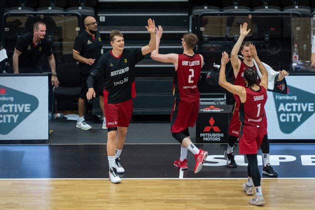 Basketball Hamburg 19.06.2021 Supercup Nationalmannschaft Deutschland (GER) - Tunesien (TUN) Jubel Deutschland Moritz Wagner (Deutschland, No.13) Luc Van Slooten (Deutschland, No.02) Andreas Obst (Deutschland, No.42) Joshiko Saibou (Deutschland, No.01)