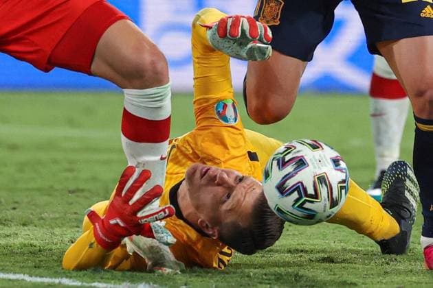 Sport Bilder des Tages Poland s goalkeeper Wojciech Szczesny, in action during the UEFA EURO, EM, Europameisterschaft,Fussball 2020 group E preliminary round soccer match between Spain and Poland held at La Cartuja stadium, in Seville, Andalusia, southern Spain, 19 June 2021. Spain vs Poland !ACHTUNG: NUR REDAKTIONELLE NUTZUNG!  Copyright: xKikoxHuescax(es-ES)x GRAF4300 20210619-637597413648352963