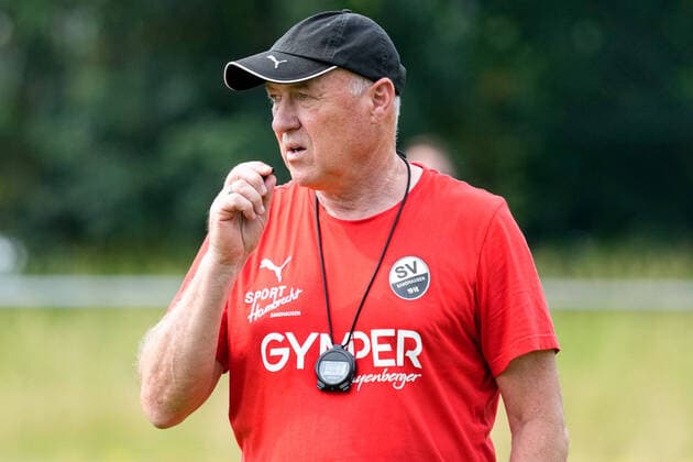 Gerhard Kleppinger (Trainer, SVS), gibt Anweisungen, gestikuliert, mit den Armen gestikulieren, gives instructions, gesticulate, Einzelbild, Aktion, Action, 19.06.2021, Sandhausen (Deutschland), Fussball, 2. Bundesliga, Trainingsauftakt beim SV Sandhausen, DFB DFL REGULATIONS PROHIBIT ANY USE OF PHOTOGRAPHS AS IMAGE SEQUENCES AND OR QUASI-VIDEO.