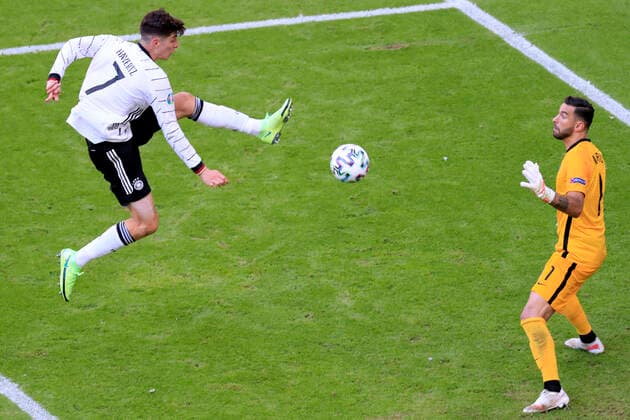 Bilder des Jahres 2021, Sport 06 Juni Sport Themen der Woche KW24 Sport Bilder des Tages HAVERTZ Kai Team Deutschland mit Torwart PATRICIO Rui UEFA Fussball Europameisterschaften 2020 Vorrunden Spiel Portugal - Deutschland 2 : 4 am 19.Juni 2021 in Muenchen DFL REGULATIONS PROHIBIT ANY USE OF PHOTOGRAPHS as IMAGE SEQUENCES and or QUASI-VIDEO *** HAVERTZ Kai Team Germany with goalkeeper PATRICIO Rui UEFA European Football Championship 2020 preliminary round match Portugal Germany 2 4 on 19 June 2021 in Munich DFL REGULATES PROHIBIT ANY USE OF PHOTOGRAPHS as IMAGE SEQUENCES and or QUASI VIDEO