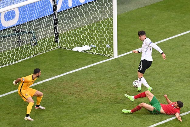 Fussball, Herren, Saison 2020 21, Euro 2020, Gruppe F (2. Spieltag) in München, Portugal - Deutschland, Kai Havertz (Deutschland) erzielt das Tor zum 1:3 gegen Torhüter Rui Patricio (Portugal) und Ruben Dias (Portugal), 19.06. 2021, Copyright: xMatthiasxKochx