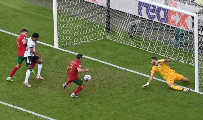 Eigentor von Raphael Guerreiro (Portugal), 2.v.re., zum 1:2, Serge Gnabry (Deutschland) links 19.06.2021, Fussball Europameisterschaft 2021, Vorrunde, 2. Spieltag, Gruppe F, Portugal - Deutschland 2:4, Foto: Maik Hölter TEAM2sportphoto Muenchen Allianz Arena Bayern Deutschland