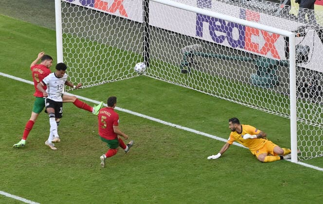 Eigentor von Raphael Guerreiro (Portugal), 2.v.re., zum 1:2, Serge Gnabry (Deutschland) links 19.06.2021, Fussball Europameisterschaft 2021, Vorrunde, 2. Spieltag, Gruppe F, Portugal - Deutschland 2:4, Foto: Maik Hölter TEAM2sportphoto Muenchen Allianz Arena Bayern Deutschland