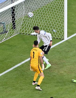 Kai Havertz (Deutschland), re., erzielt das Tor zum 1:3, links Torwart Rui Patricio (Portugal) 19.06.2021, Fussball Europameisterschaft 2021, Vorrunde, 2. Spieltag, Gruppe F, Portugal - Deutschland 2:4, Foto: Maik Hölter TEAM2sportphoto Muenchen Allianz Arena Bayern Deutschland
