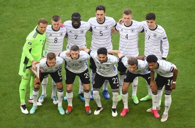 Europameisterschaft 2020. Portugal - Deutschland 19.06.2021 in München. Die Deutsche Nationalmannschaft vor dem Spiel. Stehend v.l: Manuel Neuer, Toni Kroos, Antonio Rüdiger, Mats Hummels, Matthias Ginter und Kai Havertz. Vorne v.l: Joshua Kimmich, Robin Gosens, Ilkay Gündogan, Thomas Müller und Serge Gnabry. DFL REGULATIONS PROHIBIT ANY USE OF PHOTOGRAPHS AS IMAGE SEQUENCES AND OR QUASI-VIDEO