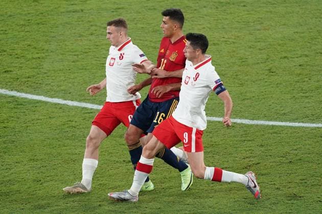 Mandatory Credit: Photo by Bagu Blanco Pressinphoto Shutterstock (12127654he) Kacper Kozlowski, Robert Lewandowski of Poland and Rodri Hernandez of Spain Spain v Poland Euro 2020 match, group E, matchday 2. Football, La Cartuja Stadium, Sevilla, Spain - 19 Jun 2021 EDITORIAL USE ONLY No use with unauthorised audio, video, data, fixture lists (outside the EU), club league logos or live services. Online in-match use limited to 45 images (+15 in extra time). No use to emulate moving images. No use in betting, games or single club league player publications services. Spain v Poland Euro 2020 match, group E, matchday 2. Football, La Cartuja Stadium, Sevilla, Spain - 19 Jun 2021 EDITORIAL USE ONLY No use with unauthorised audio, video, data, fixture lists (outside the EU), club league logos or live services. Online in-match use limited to 45 images (+15 in extra time). No use to emulate moving images. No use in betting, games or Copyright: xBaguxBlanco Pressinphoto Shutterstockx 12127654he