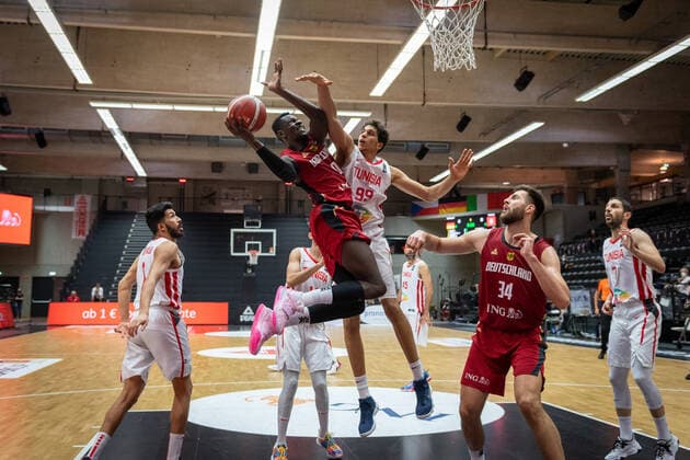 Basketball Hamburg 19.06.2021 Supercup Nationalmannschaft Deutschland (GER) - Tunesien (TUN) Isaac Bonga (Deutschland, No.00) Mohamed Fares Ochi (Tunesien, No.99)