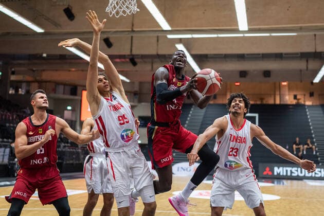 Sport Themen der Woche KW24 Basketball Hamburg 19.06.2021 Supercup Nationalmannschaft Deutschland (GER) - Tunesien (TUN) Isaac Bonga (Deutschland, No.00) Mohamed Fares Ochi (Tunesien, No.99) Belhassan Chihi (Tunesien, No.23)
