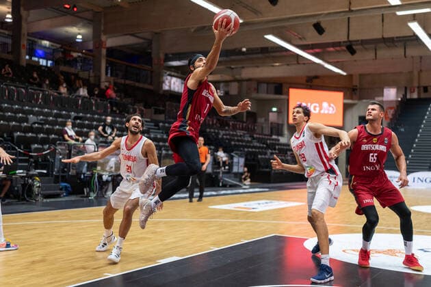 Basketball Hamburg 19.06.2021 Supercup Nationalmannschaft Deutschland (GER) - Tunesien (TUN) Joshiko Saibou (Deutschland, No.01) Jaouhar Jaouadi (Tunesien, No.21)