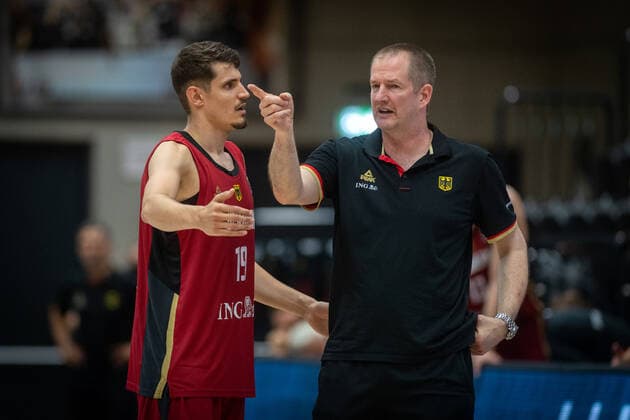 Basketball Hamburg 19.06.2021 Supercup Nationalmannschaft Deutschland (GER) - Tunesien (TUN) Henrik Rödl (Deutschland, Bundestrainer) Rodl Roedl Lukas Wank (Deutschland, No.19)