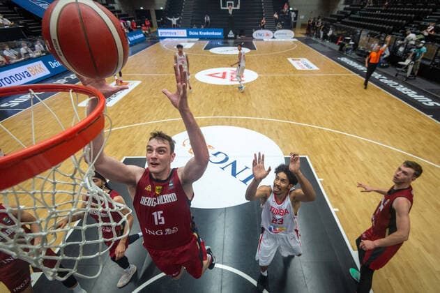 Basketball Hamburg 19.06.2021 Supercup Nationalmannschaft Deutschland (GER) - Tunesien (TUN) Philipp Herkenhoff (Deutschland, No.15) Belhassan Chihi (Tunesien, No.23)