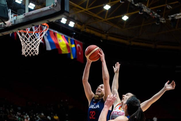 210620 Tina Krajisnik of Serbia and Bojana Kovacevic of Montenegro during the FIBA Women s Eurobasket match between Montenegro and Serbia on June 20, 2021 in Valencia. Photo: Maxim ThorÃ BILDBYRAN kod MT MT0191 basket basketball national team, Nationalteam fiba women s eurobasket basket-em Montenegro Serbien serbia dam bbeng dag 4 Copyright: MAXIMxTHORE BB210620MT004