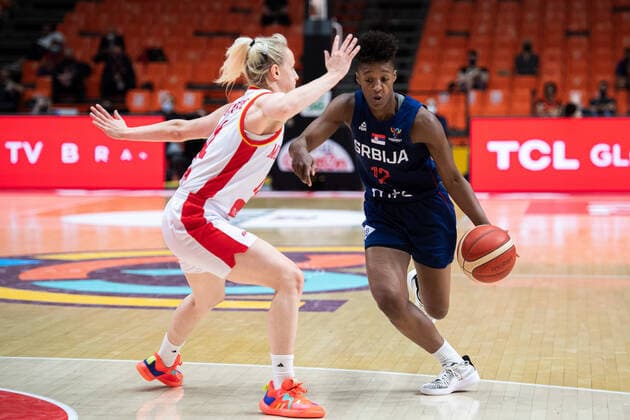 210620 Yvonne Anderson of Serbia during the FIBA Women s Eurobasket match between Montenegro and Serbia on June 20, 2021 in Valencia. Photo: Maxim ThorÃ BILDBYRAN kod MT MT0191 basket basketball national team, Nationalteam fiba women s eurobasket basket-em Montenegro Serbien serbia dam bbeng dag 4 Copyright: MAXIMxTHORE BB210620MT020