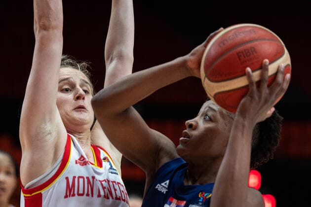 210620 Bozica Mujovic of Montenegro and Yvonne Anderson of Serbia during the FIBA Women s Eurobasket match between Montenegro and Serbia on June 20, 2021 in Valencia. Photo: Maxim ThorÃ BILDBYRAN kod MT MT0191 basket basketball national team, Nationalteam fiba women s eurobasket basket-em Montenegro Serbien serbia dam bbeng dag 4 Copyright: MAXIMxTHORE BB210620MT031
