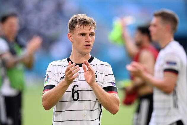 FUSSBALL Euro 2021 GRUPPE C Spiel 24 in Muenchen Portugal - Deutschland 19.06.2021 Joshua Kimmich (Deutschland) mit Beifall fuer die Fans nach dem Spiel