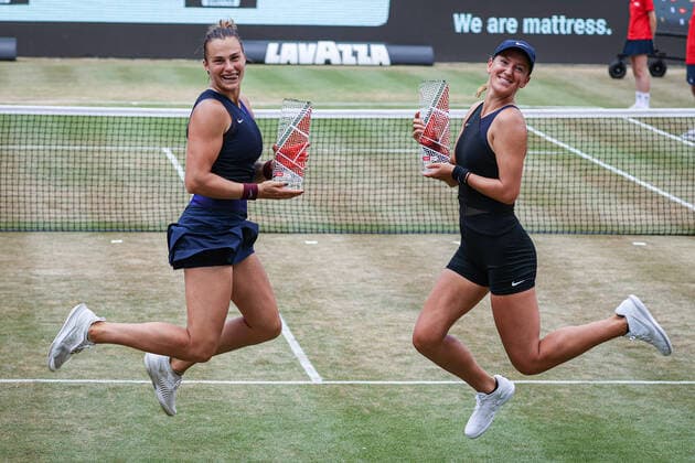 Bilder des Jahres 2021, Sport 06 Juni Sport Themen der Woche KW24 Sport Bilder des Tages Im Bild: Siegerinnen 2021: Aryna SABALENKA (BLR) und Victoria AZARENKA (BLR) Doppel-Finale, bett1open 2021, Berlin, LTTC Rot-Weiß - Steffi-Graf-Stadion, 20.06.2021, *** In the picture winners 2021 Aryna SABALENKA BLR and Victoria AZARENKA BLR doubles final, bett1open 2021, Berlin, LTTC Rot Weiß Steffi Graf Stadion, 20 06 2021,