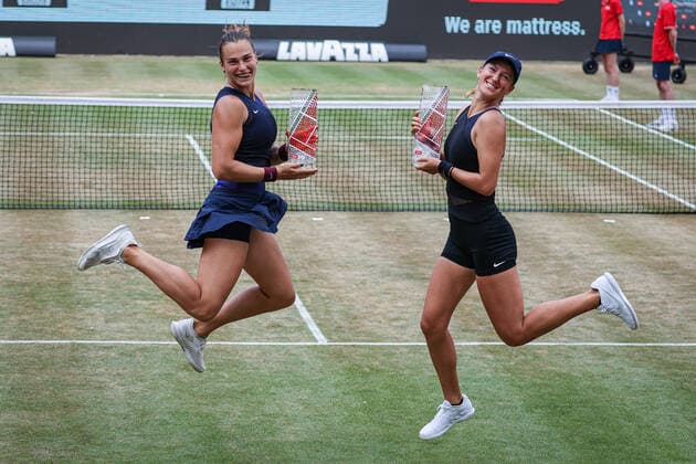 Im Bild: Siegerinnen 2021: Aryna SABALENKA (BLR) und Victoria AZARENKA (BLR) Doppel-Finale, bett1open 2021, Berlin, LTTC Rot-Weiß - Steffi-Graf-Stadion, 20.06.2021,