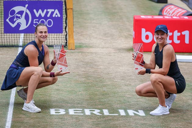 Im Bild: Siegerinnen 2021: Aryna SABALENKA (BLR) und Victoria AZARENKA (BLR) Doppel-Finale, bett1open 2021, Berlin, LTTC Rot-Weiß - Steffi-Graf-Stadion, 20.06.2021,