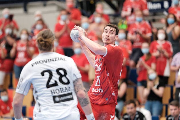 Sport Bilder des Tages Hendrik Wagner (Ludwigshafen, 28) beim Wurf gegen Pavel Horak (THW Kiel, 28) vor dem Spiel TSG Ludwigshafen Friesenheim vs. THW Kiel in der 1. Handball Bundesliga am 20.06.2021, TSG Ludwigshafen Friesenheim - THW Kiel, Handball, 1. Bundesliga, 20.06.2021 Ludwigshafen Copyright: xEibner-Pressefotox xMichaelxBermelx