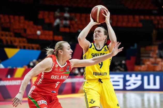 210620 Volha Ziuzkova of Belarus and Elin Eldebrink of Sweden during the FIBA Women s Eurobasket match between Sweden and Belarus on June 20, 2021 in Valencia. Photo: Maxim Thore BILDBYRAN kod MT MT0192 basket basketball national team, Nationalteam fiba women s eurobasket basket-em sverige sweden belarus vitryssland dam bbeng dag 4 Copyright: MAXIMxTHORE BB210620MT044