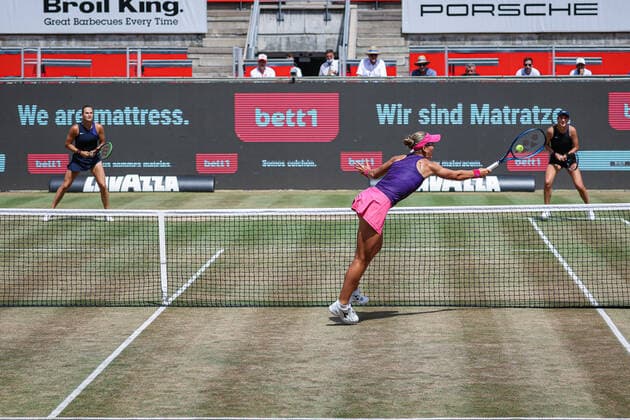 Im Bild: Aryna SABALENKA (BLR), Nicole MELICHAR (USA) und Victoria AZARENKA (BLR) Doppel-Finale, bett1open 2021, Berlin, LTTC Rot-Weiß - Steffi-Graf-Stadion, 20.06.2021,
