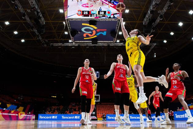 210620 Anastasiya Verameyenka of Belarus and Frida Eldebrink of Sweden during the FIBA Women s Eurobasket match between Sweden and Belarus on June 20, 2021 in Valencia. Photo: Maxim ThorÃ BILDBYRAN kod MT MT0192 basket basketball national team, Nationalteam fiba women s eurobasket basket-em sverige sweden belarus vitryssland dam bbeng dag 4 Copyright: MAXIMxTHORE BB210620MT052