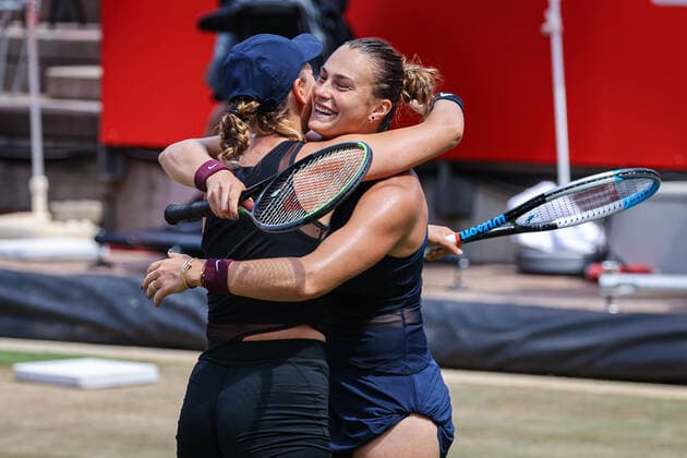 Im Bild: Victoria AZARENKA (BLR) und Aryna SABALENKA (BLR) gewinnen das Doppel-Finale Doppel-Finale, bett1open 2021, Berlin, LTTC Rot-Weiß - Steffi-Graf-Stadion, 20.06.2021,