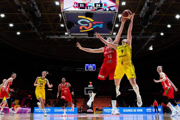210620 Anastasiya Verameyenka of Belarus and Elin Eldebrink of Sweden during the FIBA Women s Eurobasket match between Sweden and Belarus on June 20, 2021 in Valencia. Photo: Maxim ThorÃ BILDBYRAN kod MT MT0192 basket basketball national team, Nationalteam fiba women s eurobasket basket-em sverige sweden belarus vitryssland dam bbeng dag 4 Copyright: MAXIMxTHORE BB210620MT055