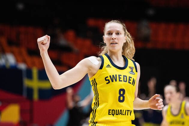 210620 Ellen Nyström of Sweden celebrates during the FIBA Women s Eurobasket match between Sweden and Belarus on June 20, 2021 in Valencia. Photo: Maxim Thore BILDBYRAN kod MT MT0192 basket basketball national team, Nationalteam fiba women s eurobasket basket-em sverige sweden belarus vitryssland dam bbeng dag 4 jubel Copyright: MAXIMxTHORE BB210620MT062