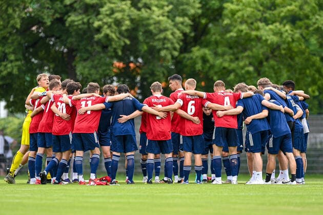 Unterhachinger Spieler schwoeren sich mit einem Mannschaftskreis, Teamkreis, Konzentration, Kameradschaft, Ansprache, Motivation, vor dem Anpfiff ein, 6 20 2021, Unterhaching (Deutschland), Fussball, Relegation zur A-Junioren-Bundesliga, SpVgg Unterhaching U19 - 1. FC Schweinfurt 05 U19