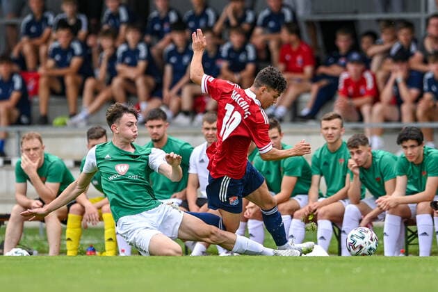 v.li.: Simon Goetz (Schweinfurt, 6) Sandro Porta (Unterhaching, 10) im Zweikampf, Duell, duel, tackle, Dynamik, Action, Aktion, 6 20 2021, Unterhaching (Deutschland), Fussball, Relegation zur A-Junioren-Bundesliga, SpVgg Unterhaching U19 - 1. FC Schweinfurt 05 U19